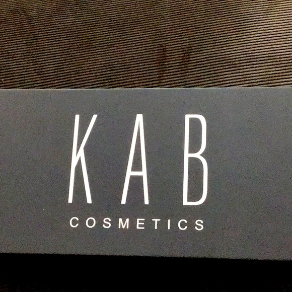 KAB Cosmetics ready by lip kit - Picture 1 of 3